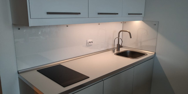 Прозрачный фартук для кухни из монолитного поликарбоната 600*2450*3 мм Прозрачный фартук для кухни из монолитного поликарбоната 600*2450*3 мм